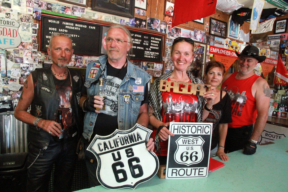 Mosty v poušti jsou stržené povodní, nutno objet.